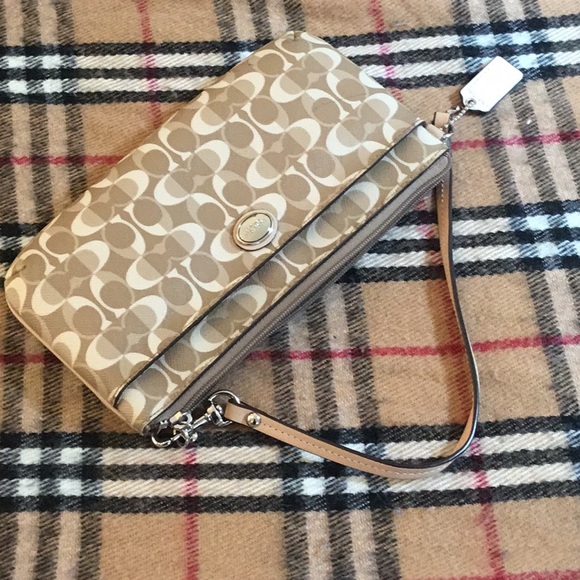 Coach Handbags - Coach wallet wristlet